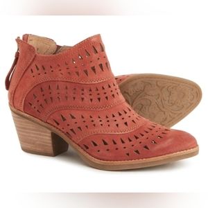 # NEW #  Sofft Westwood Laser Cut Western Stacked Heel Ankle Bootie Boots Size 7